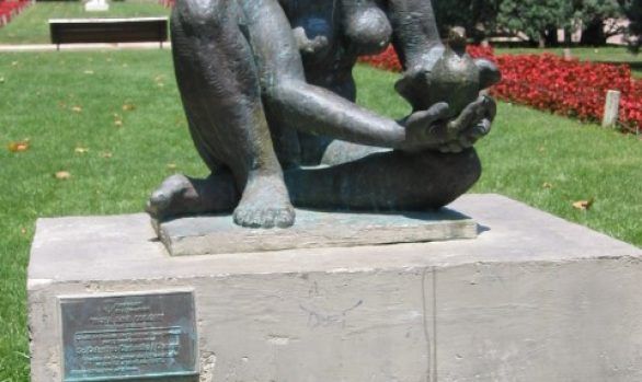 escultura noia amb colom patrimonilh